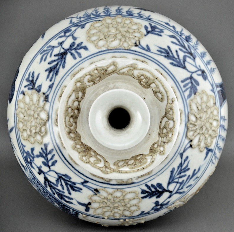 Blue and white warrior carved vase, Ming Dynasty